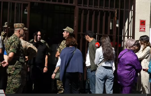 Акция протеста родителей без вести пропавших солдат у здания Минобороны (видео)