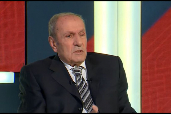 Մեծն դավադիրը, իր ոճին բնորոշ մանիպուլյացիաներով, եկել էր փաստաբանություն անելու գործող ստահակին