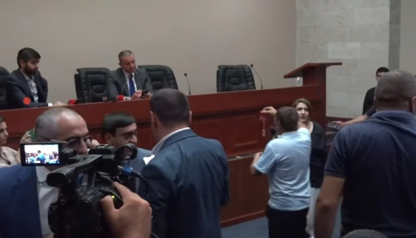 Խաղողագործները մեդալ տվեցին Քերոբյանին. «Այս մեդալը խաբեբաների համար է, բերել ենք, որ գցենք Քերոբյանի վիզը». (տեսանյութ)