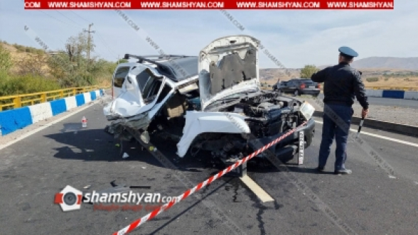 Կոտայքի մարզում Nissan XTrail-ը բախվել է կամրջի բետոնե հատվածին ու ճաղավանդակներին և հայտնվել ճանապարհի մեջտեղում