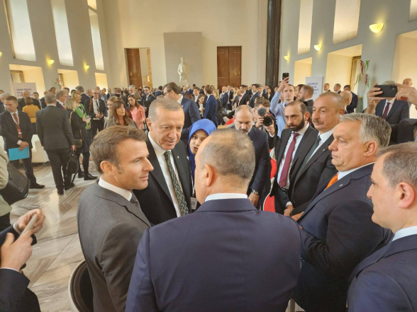 Первые кадры со встречи Пашиняна, Алиева и Эрдогана в Праге (фото, фидео)