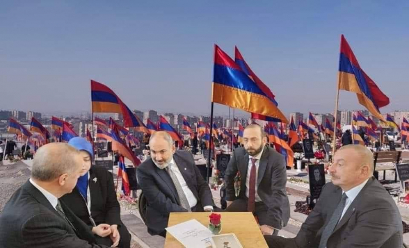 Այ սենց հավատալով ինչ-որ մեկին դարեր ի վեր անտարբեր և լուռ լինելով հայոց պետականության նկատմամբ ցեղասպանվել և կործանվել ենք...