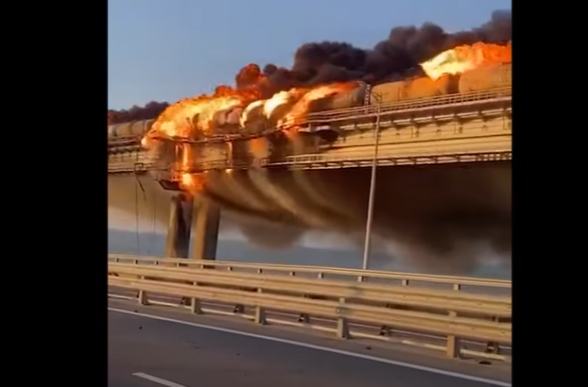 Ղրիմի կամրջի վրա բեռնատար է պայթեցվել. երթևեկությունը դադարեցվել է (տեսանյութ)
