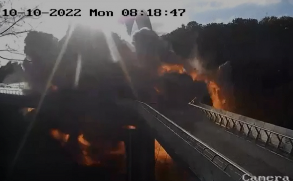 Попадание под пешеходному мосту в Киеве попало на видео