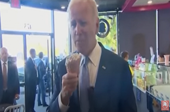 Байден ответил на вопросы журналистов, поедая мороженое