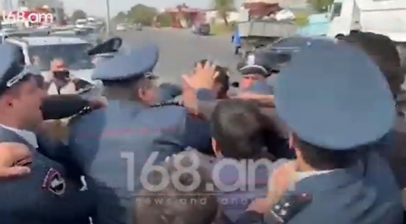 Полицейские применили грубую силу в отношении протестующих водителей грузовиков