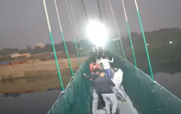 Момент обрушения вантового моста в Индии попал на видео