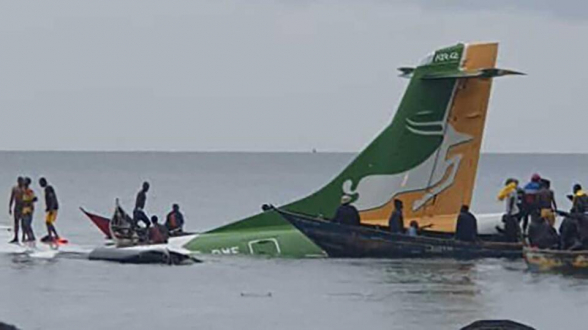 Пассажирский самолет упал в озеро Виктория в Танзании (видео)
