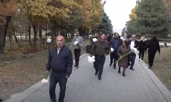 Депутаты от фракции «Армения» отдают дань уважения погибшим воинам в «Ераблуре» (прямой эфир)