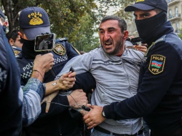 Несколько десятков активистов задержаны на протестной акции в Баку: они скандировали лозунги «Свободу!», «В отставку!»