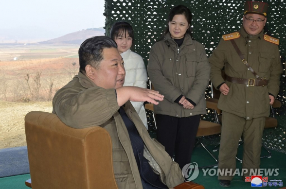 Лидер КНДР Ким Чен Ын впервые показал на публике свою дочь
