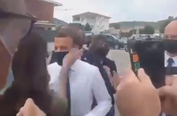 Макрона ударили по лицу в присутствии охраны (видео)