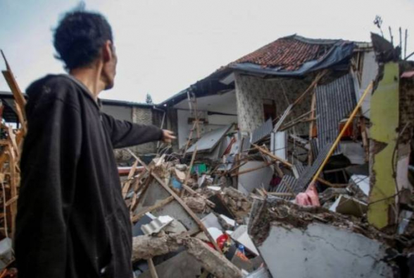 Число жертв землетрясения в Индонезии превысило 250 человек