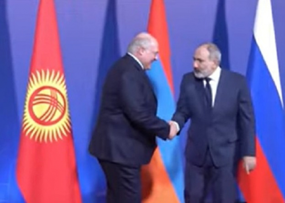 Лукашенко – Пашиняну: «Что ты хмурый такой?» (видео)