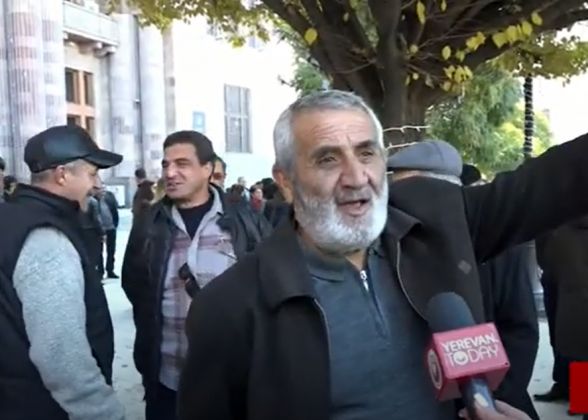 Նիկոլն էս տոնածառն իր էրեխեքի համա՞ր է դրել, որ իր էրեխեքն ու կինը գան դրա տակ ուրախանան. տեղահանված արցախցի (տեսանյութ)