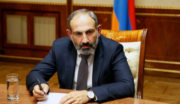 Էս պացիենտը էնտեղ ա հասցրել, որ հենց գրիչը վերցնում է ձեռքը, սաղ խառնվում են իրար, թե հեսա կապիտուլյացիա ա ստորագրելու