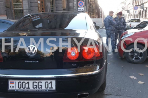 Փավստոս Բյուզանդ-Հանրապետության փողոցների խաչմերուկում բախվել են ՀՀ գլխավոր դատախազ Աննա Վարդապետյանի ծառայողական Volkswagen Phaeton-ն ու Nissan March-ը
