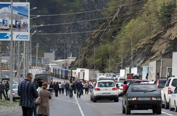 Километровые очереди из армянских грузовиков на КПП «Верхний Ларс»