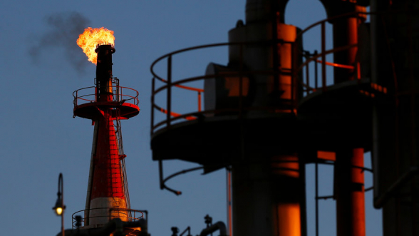 Крупнейший НПЗ Венесуэлы приостановил производство бензина – «Reuters»