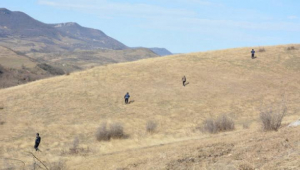Группа азербайджанцев в штатском перекрыла трассу Степанакерт-Горис