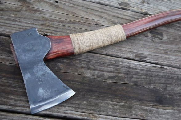 Արգավանդում 76-ամյա տղամարդը կացնով հարվածել է քնած որդուն և հարսին