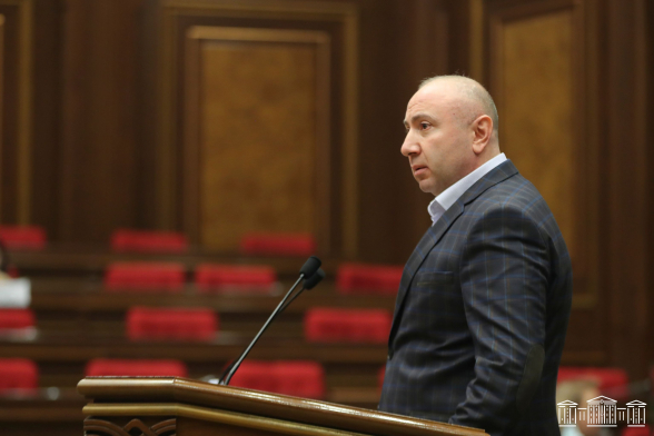 Андраник Теванян: «Азербайджан пополняет свою армию, а глава правительства Армении – свой кортеж» (видео)