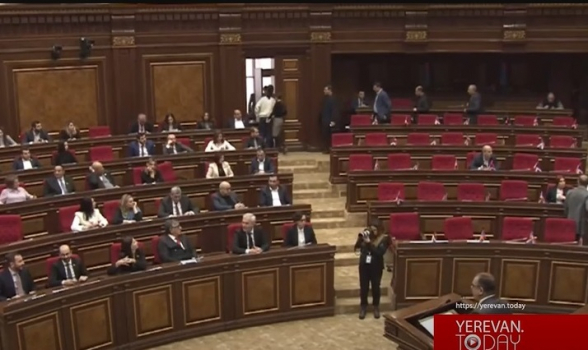 Оппозиция покинула зал заседаний НС, когда правительство начало представлять проект бюджета на 2023 год (видео)