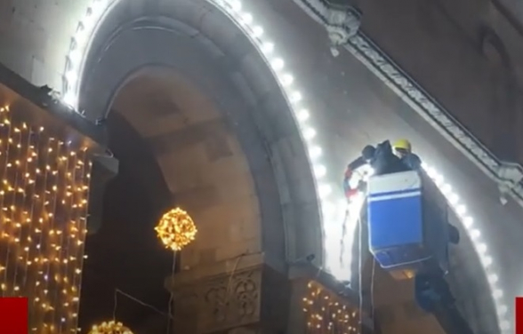 В стенах зданий на площади Республики сверлят дыры даже после того, как общественность подняла шум (видео)