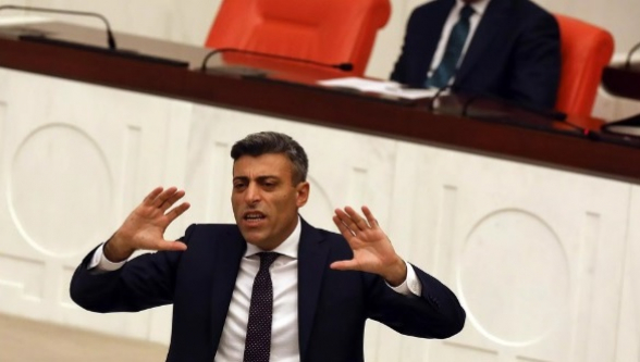 Թուրքիայում դանակահարել են կուսակցություններից մեկի առաջնորդին