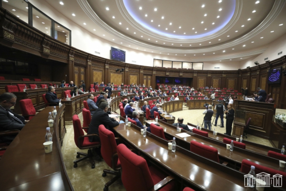 Իշխանությունն արտահերթ նիստերով փորձելու է ընդունել աղմկահարույց նախագծերը. «Հրապարակ»