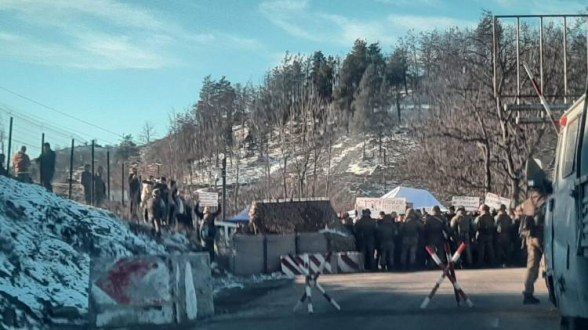 Азербайджанцы снова перекрыли Лачинский коридор (видео)