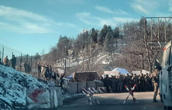Ստեփանակերտ-Գորիս միջպետական մայրուղին երկկողմանի փակ է. Հայաստանից Արցախ գնացող քաղաքացիները գիշերել են Գորիսում