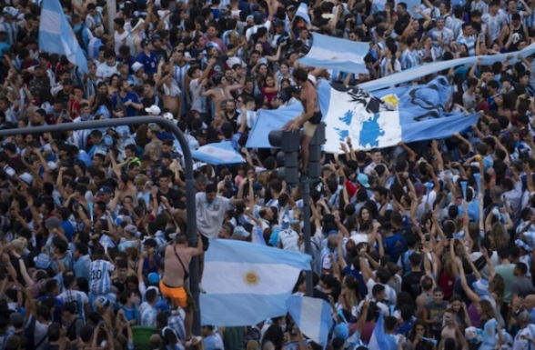 Десятки тысяч аргентинцев отметили на улицах победу национальной сборной