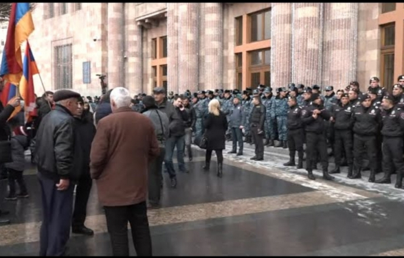Акция протеста у здания Правительства РА (видео)