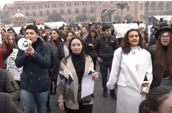 «Наша Родина – это наше достоинство»: студенты провели шествие в поддержку находящегося в блокаде Арцаха (видео)