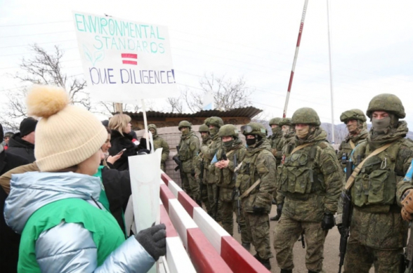 Азербайджанцы не пропустили колонну российских миротворцев через Лачинский коридор (видео)