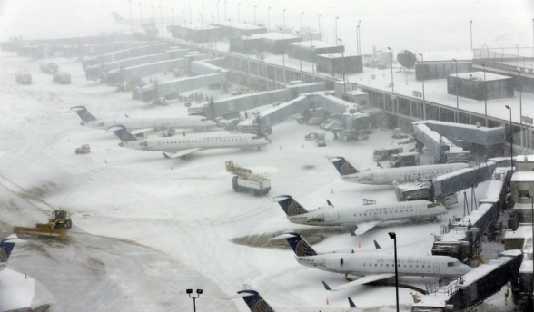 Тысячи рейсов отменены в США из-за снежной бури и холодов