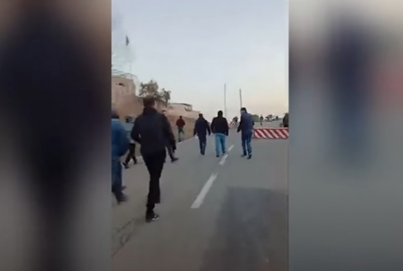 Մի խումբ արցախցիներ փորձել են մոտենալ ճանապարհը փակած ադրբեջանցիներին (տեսանյութ)