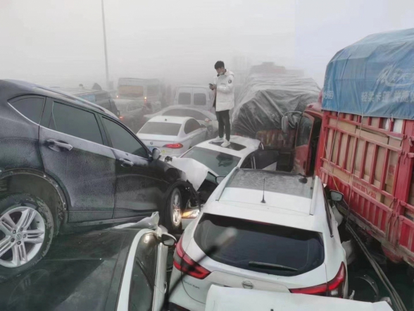 Более 200 автомобилей попали в массовое ДТП в Китае из-за тумана (видео)