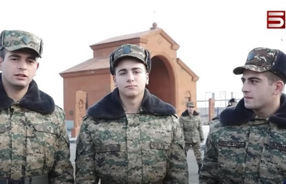 Солдаты поздравляют с Новым годом (видео)