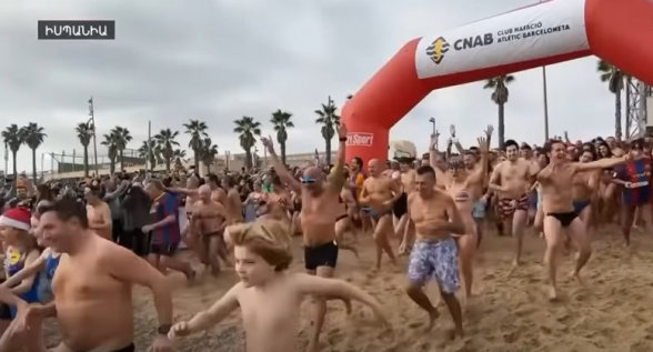 Прыгающие в холодную воду люди и акции протеста: как в мире встречают Новый год