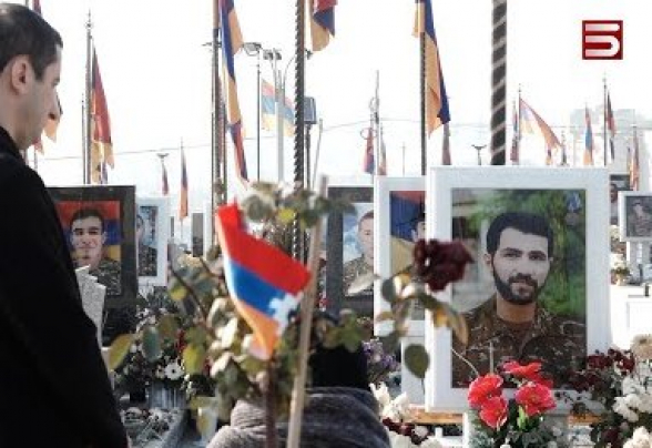 Եռաբլուրում տոնածառի խաղալիքներ է բաժանում 6-ամյա տղան