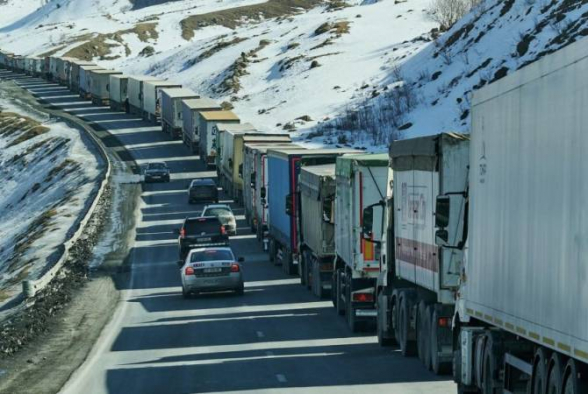 Более 600 большегрузов скопились на российско-грузинской границе в Северной Осетии