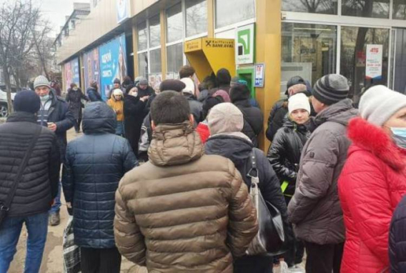 Կենսաթոշակ ստանալու նոր կարգը գլխացավանք է դարձել․ բանկերի մոտ հերթեր են․ «Ժողովուրդ»