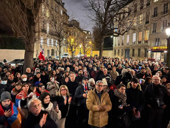 Ֆրանսիայի Ազգային ժողովի շենքի դիմաց Ֆրանսահայ կազմակերպությունների համակարգող խորհուրդի կոչով մեծ հավաք է տեղի ունեցել ի աջակցություն Արցախի: