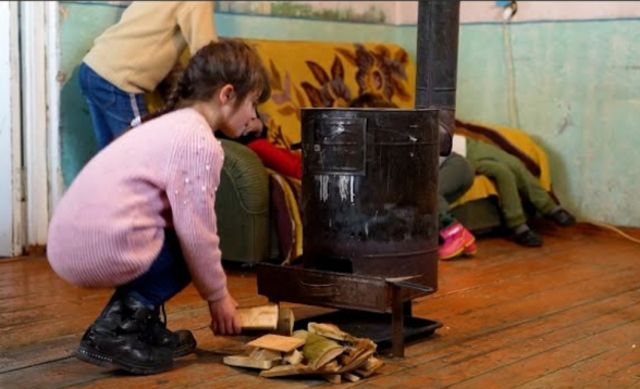 Одиночество шести сестер: мама не может вернуться к детям из-за перекрытия азербайджанцами дороги