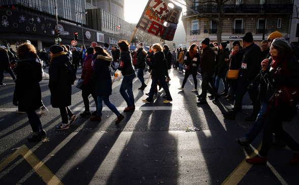 Французы массово протестуют против увеличения пенсионного возраста