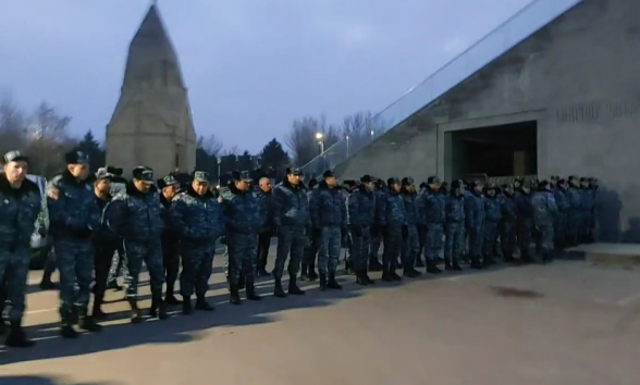 С раннего утра Пашинян осадил «Ераблур»: родителей солдат и журналистов не пускают на территорию военного пантеона (видео)