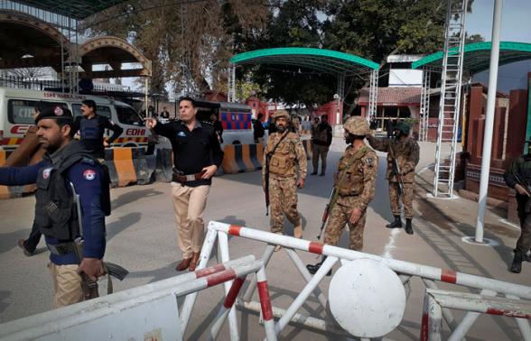 В результате теракта в мечети в Пакистане погибли более 20 человек