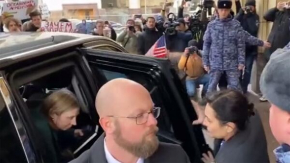 ՌԴ-ում ԱՄՆ նոր դեսպան Լին Թրեյսին վանկարկումների ներքո գնացել է Ռուսաստանի ԱԳՆ (տեսանյութ)